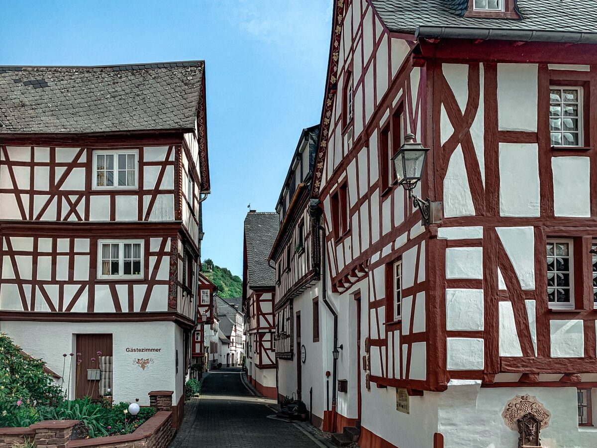 Blick in die Christophorusstraße in Sankt Aldegund mit dicht stehenden Fachwerkhäusern und schmaler Gasse.