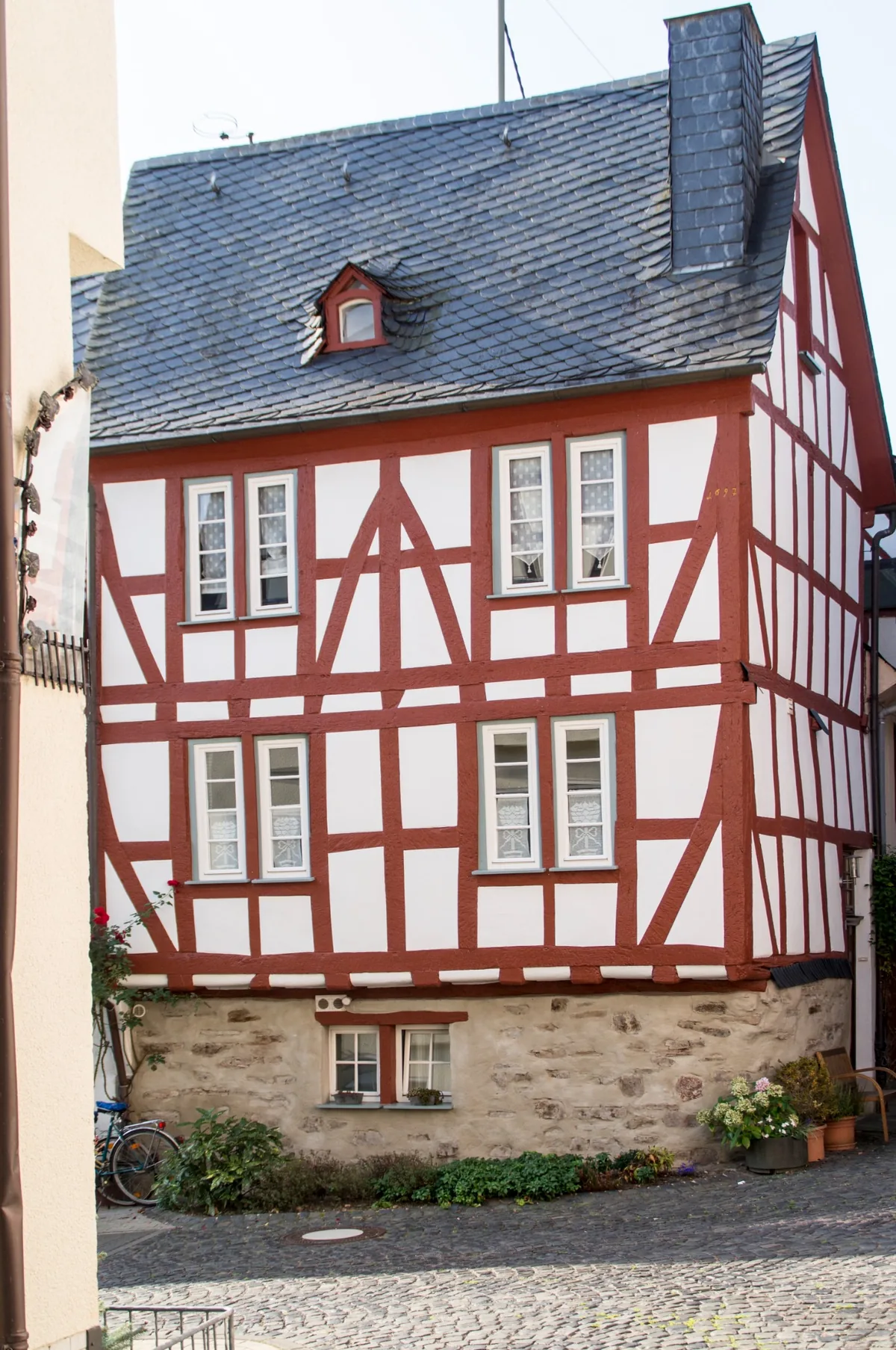 Fachwerkhaus über Steinsockel in der Kapellenstraße 3