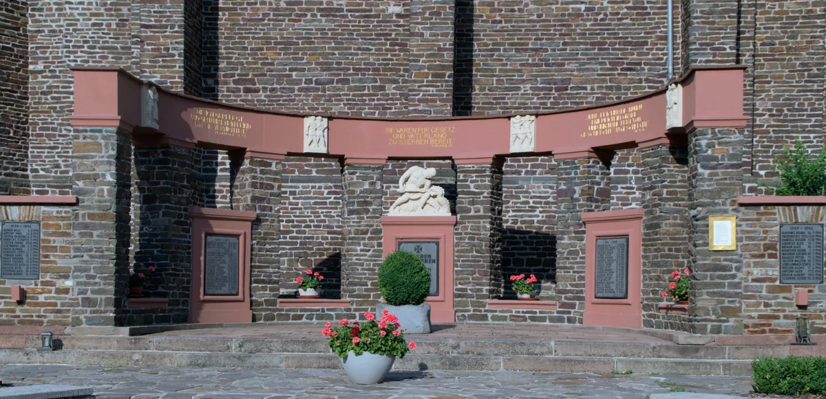 Kriegerdenkmal an der Römerstraße bei Nr. 2