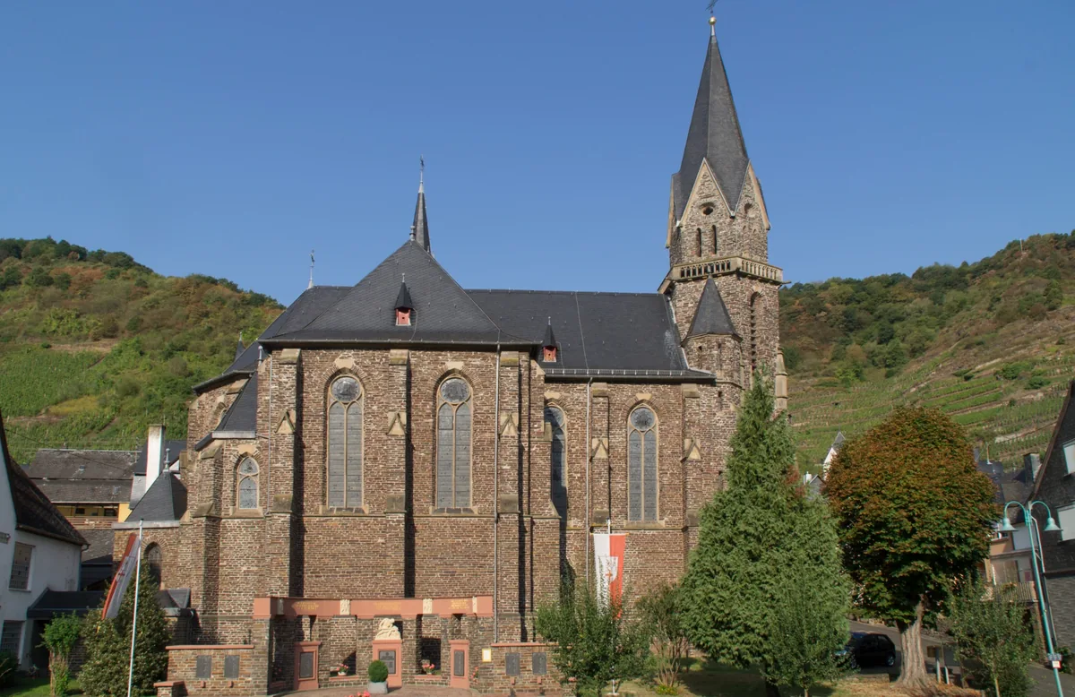 Neue katholische Pfarrkirche St. Aldegundis und Bartholomäus