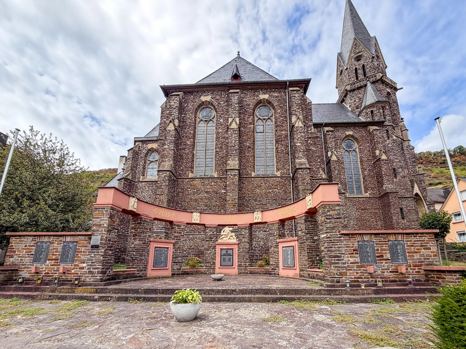 Gesamtansicht des Kriegerdenkmals vor der Pfarrkirche Sankt Aldegund
