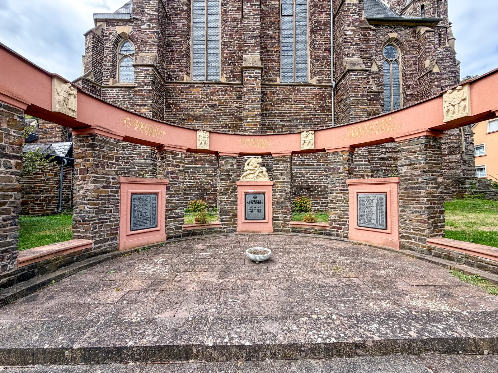 Innenansicht des Kriegerdenkmals in Sankt Aldegund mit vier Durchgängen vor der Pfarrkirche