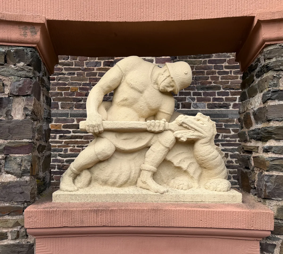 Relief am Kriegerdenkmal: Soldat im Kampf mit einem Löwen