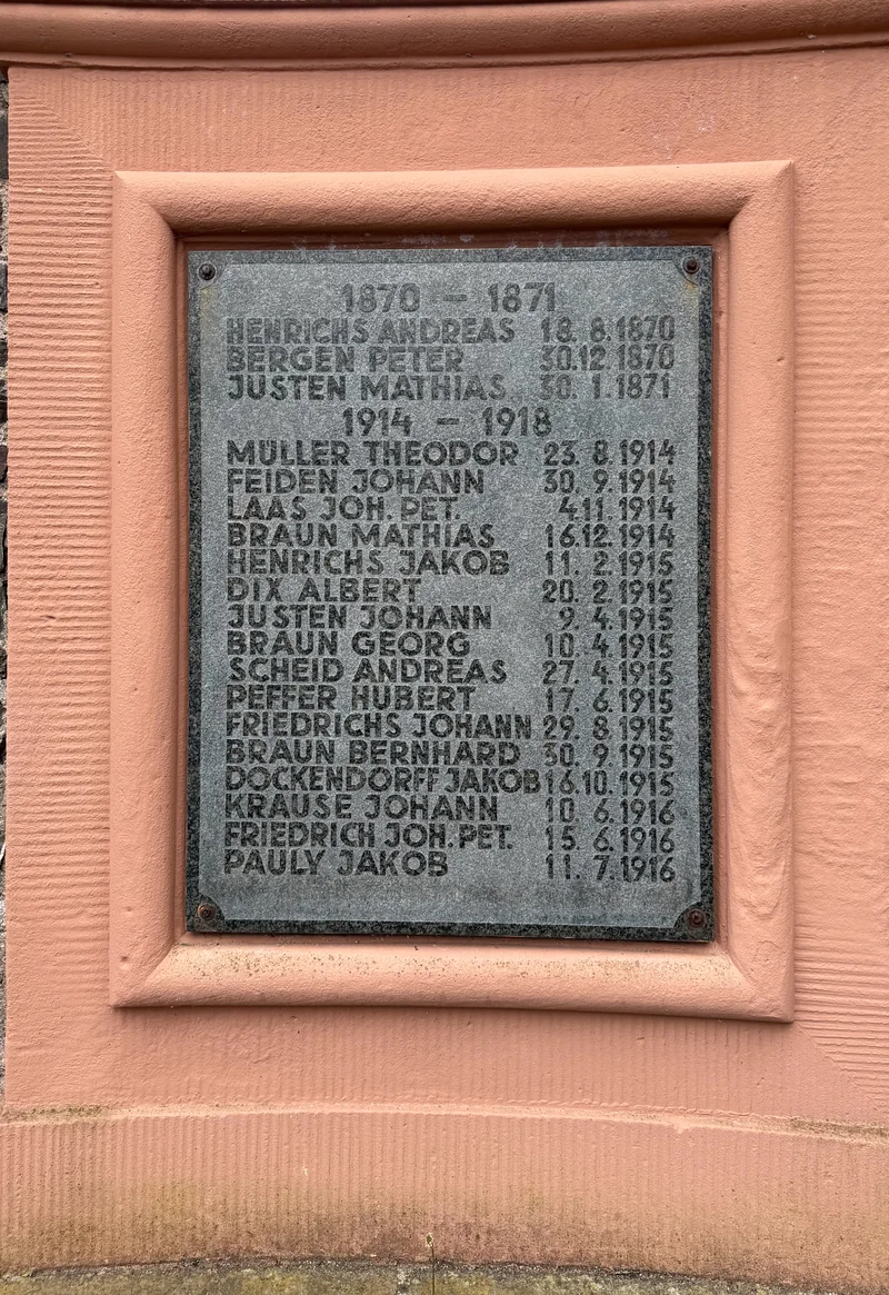 Originaltafel mit den drei Namen von 1870/71 und dem ersten Teil der Namen des Ersten Weltkriegs