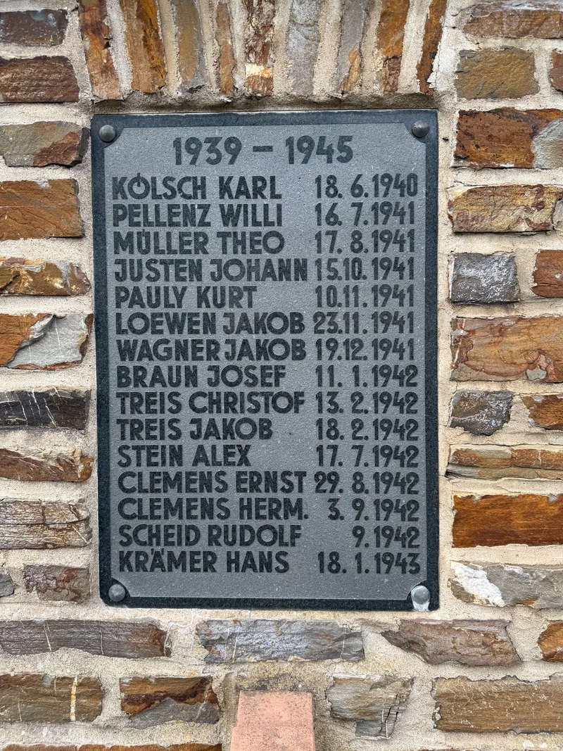 Originaltafel des Zweiten Weltkriegs mit Namen und Daten von 1940 bis 1943