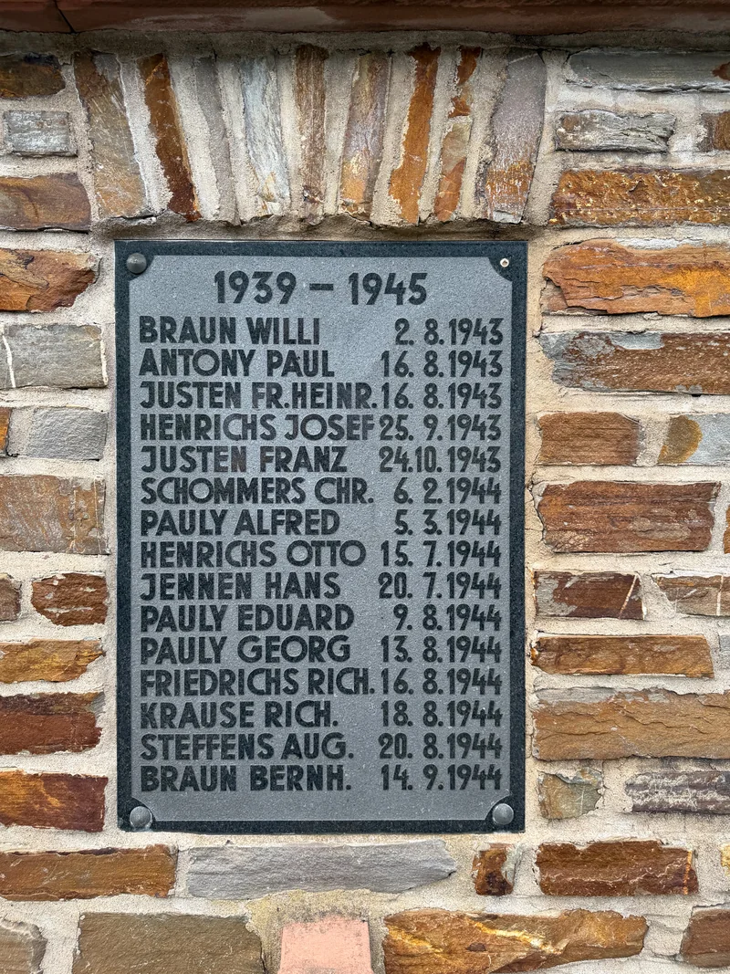 Originaltafel des Zweiten Weltkriegs mit Namen und Daten von 1943 bis 1944