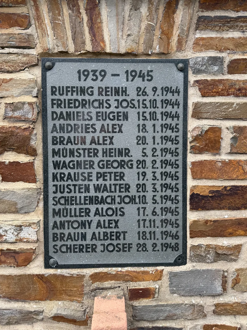 Originaltafel des Zweiten Weltkriegs mit Namen und Daten von 1944 bis 1948