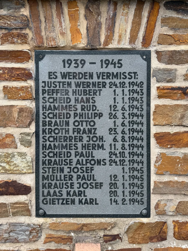 Originaltafel des Kriegerdenkmals mit der Überschrift Es werden vermisst