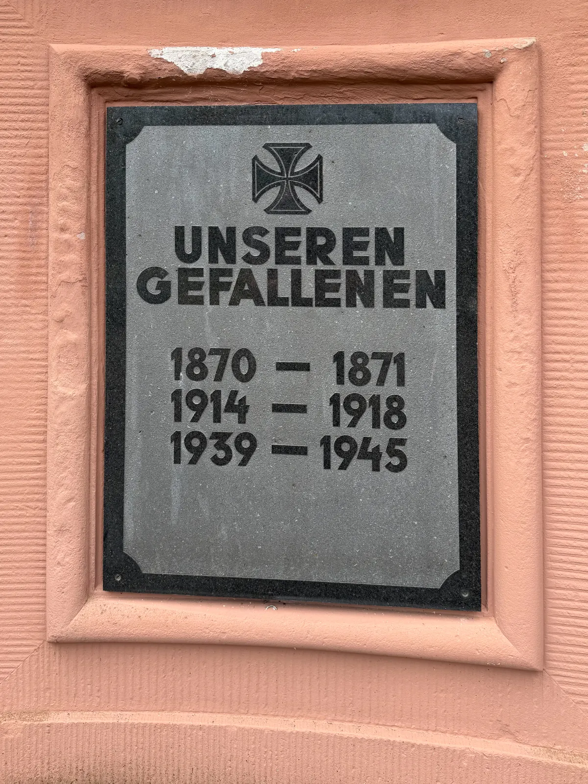 Zentrale Widmungstafel des Kriegerdenkmals mit der Inschrift Unseren Gefallenen und den Jahreszahlen 1870–1871, 1914–1918 und 1939–1945